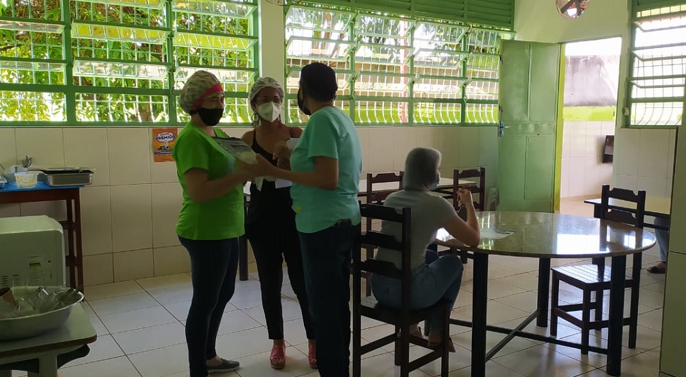 presidenta do sinsem visita escolas centrais