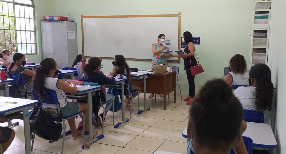 presidenta do sinsem visita escolas centrais