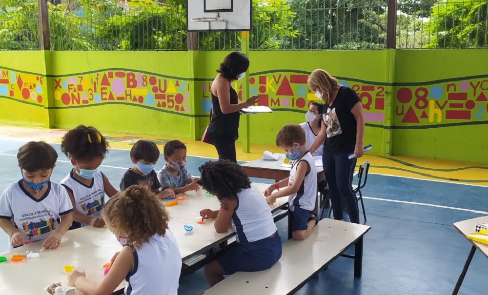 presidenta do sinsem visita escolas centrais