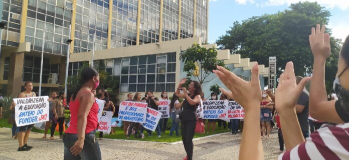 magistério protesta em frente a prefeitura de valadares