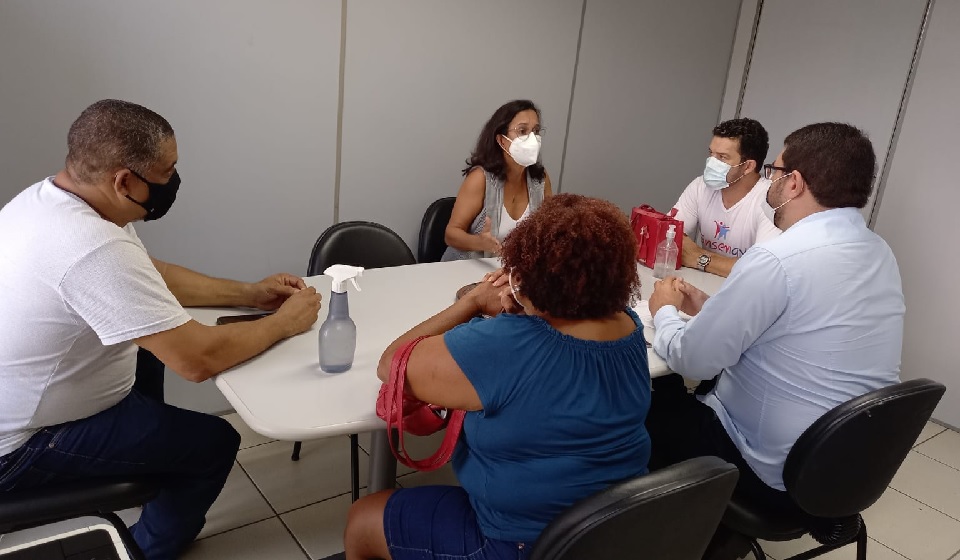 sindicalistas fazem plantão na prefeitura para garantir reunião sobre reajuste salarial