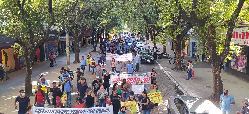 mais de 500 servidores participaram da manifestação em prol do reajuste salarial em valadares