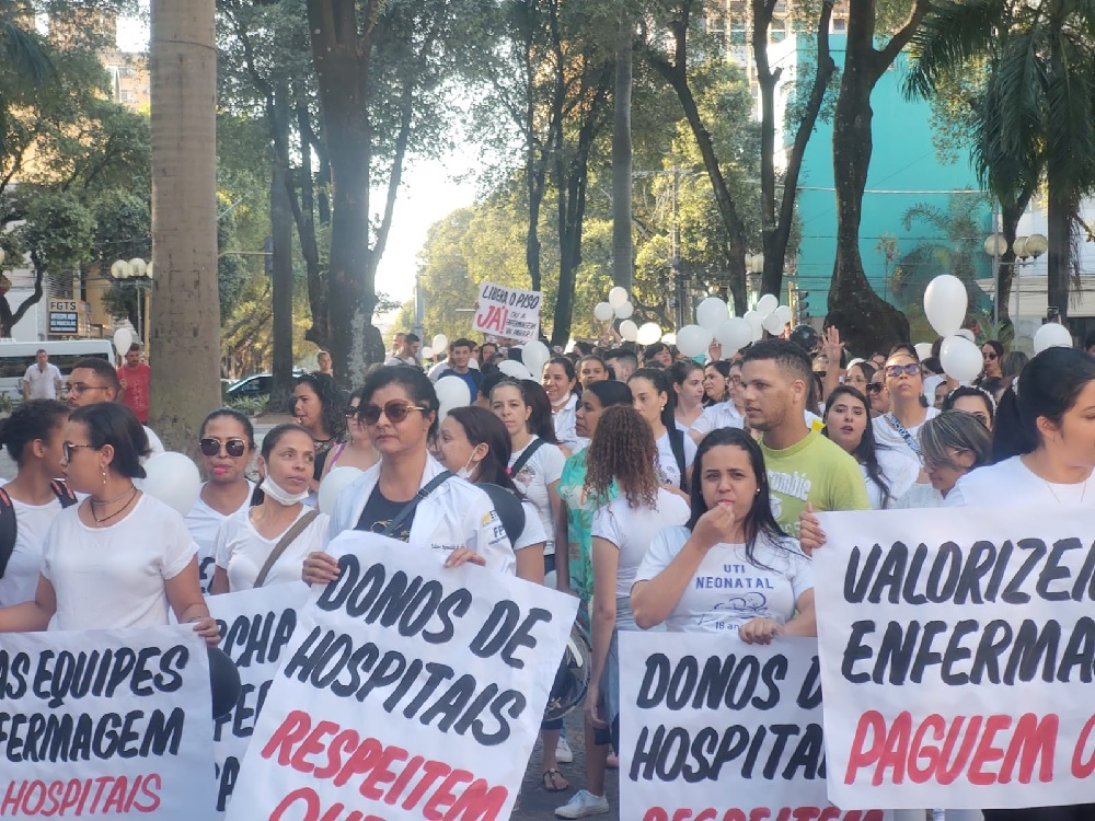 Enfermagem protesta em Valadares contra suspensão do piso salarial