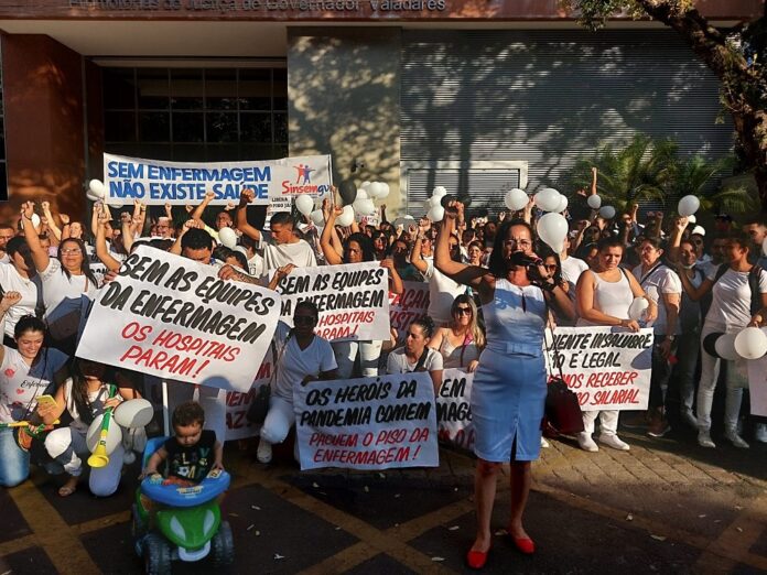 Enfermagem protesta em Valadares contra suspensão do piso salarial
