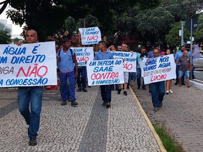 Servidores do Saae fazem primeira manifestação contra privatização da autarquia