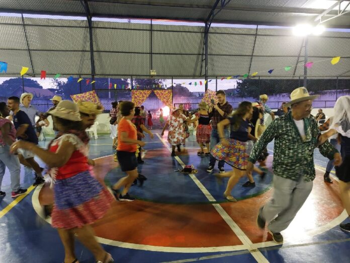 Aposentados e pensionistas participam do primeiro Arraiá Dança Circular
