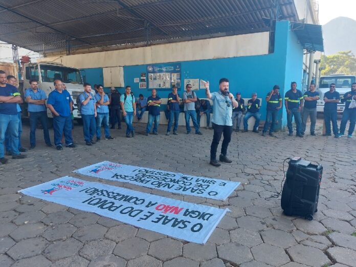 Sindicalista conversa com servidores do Saae sobre concessão da água em Ouro Preto