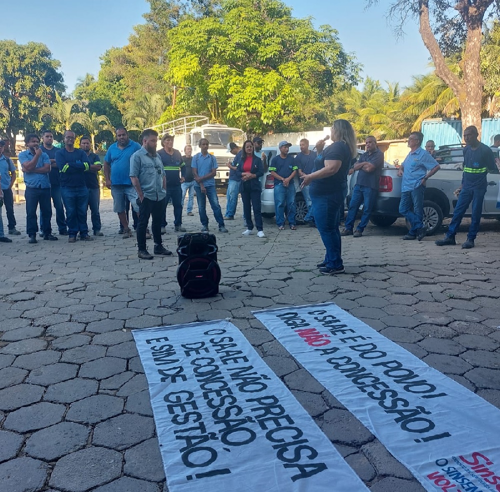 Sindicalista conversa com servidores do Saae sobre concessão da água em Ouro Preto