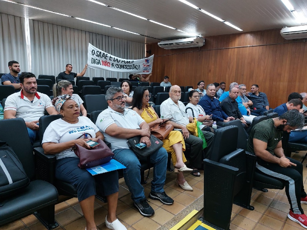 Sinsem e servidores do Saae protestam na Câmara contra concessão do Saae