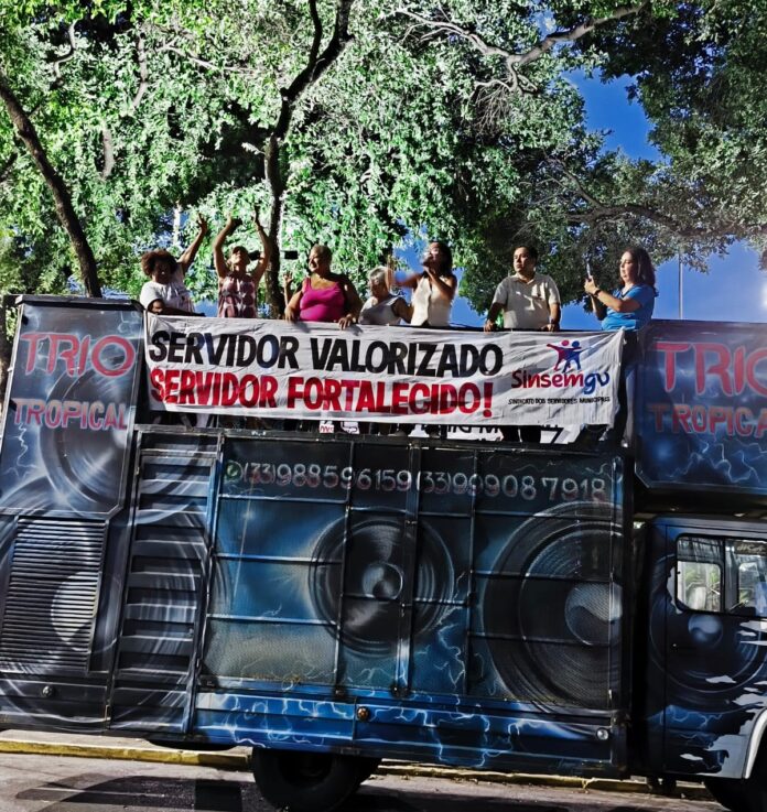 Servidores municipais protestam por diálogo e reajuste salarial