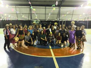 Arraiá Dança Circular reúne aposentados em tarde de alegria e partilha