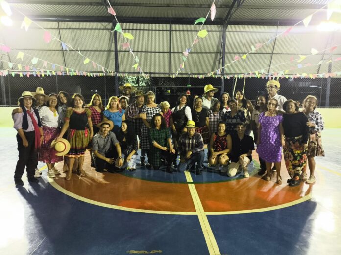 Arraiá Dança Circular reúne aposentados em tarde de alegria e partilha