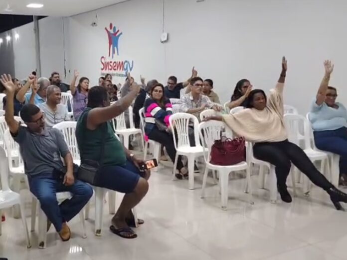 Em assembleia, servidores condicionam reajuste salarial à garantia de direitos