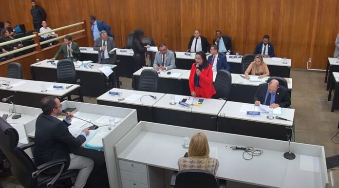 Reajuste abaixo da inflação e sem retroativo é aprovado em definitivo na Câmara