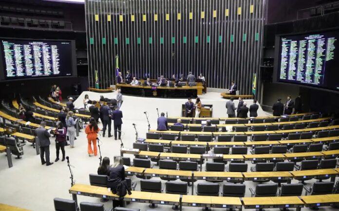 Projeto que amplia isenção do IR será votado nesta quarta; Plebiscito Popular segue em Valadares