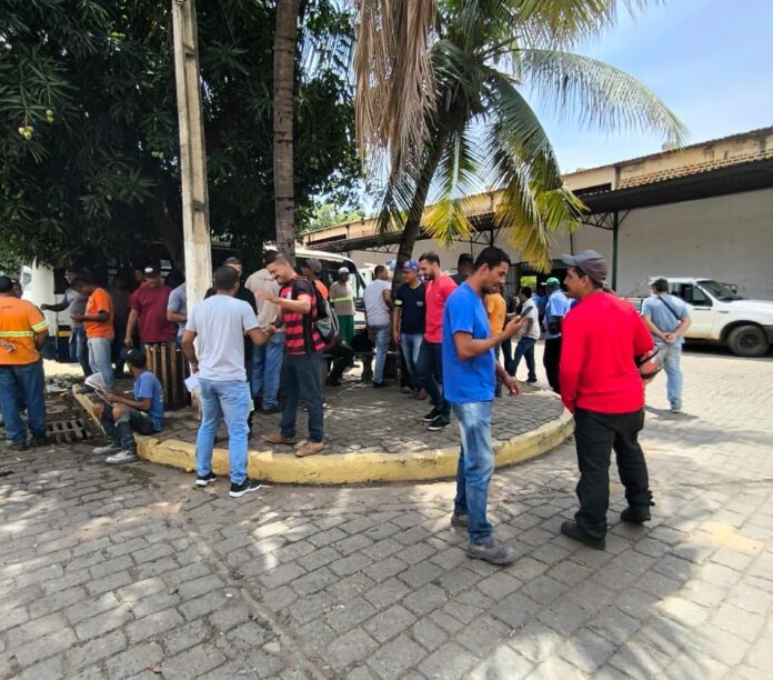 Servidores da Secretaria de Obras paralisam atividades após não receberem horas extras