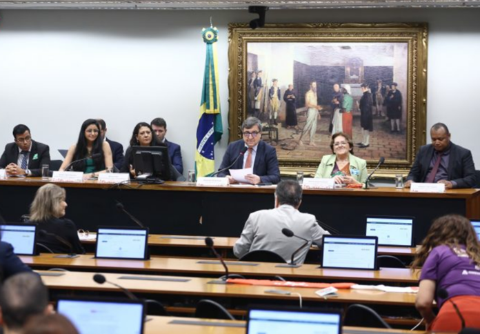 STF julga vinculação do piso à carreira do magistério; CCJ aprova piso da educação para não professores