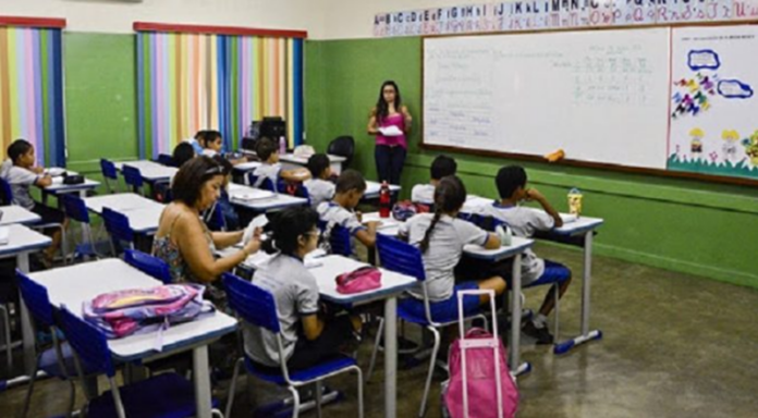Governo eleva piso do magistério para R$ 5.130,63 após pressão sindical