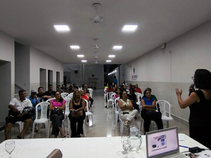 Sandra esclarece, em assembleia, que enquadramento dos monitores depende do prefeito