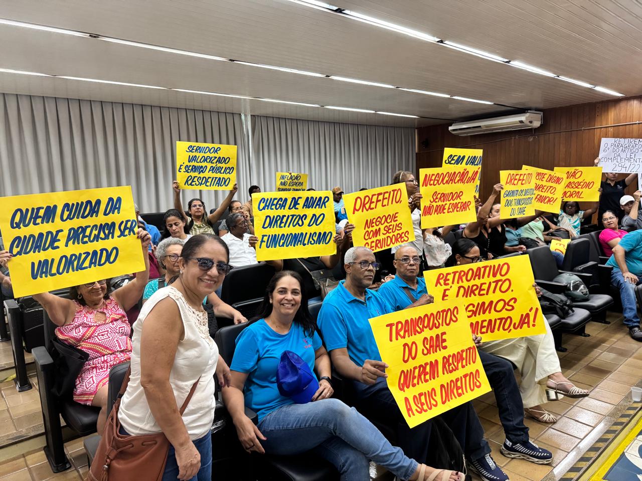 Servidores aprovam estado de greve em resposta à falta de negociação da Prefeitura