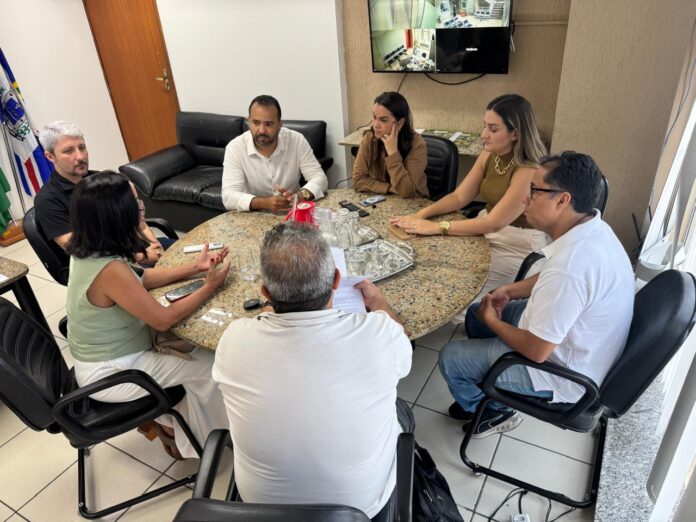 Prefeitura propõe 4,26%, sindicato considera insuficiente e decisão fica para assembleia desta quinta (19)