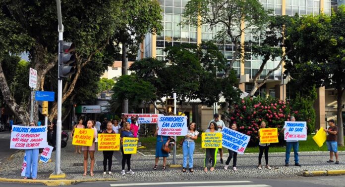 Servidores mantêm mobilização por direitos em ato no Centro de Valadares