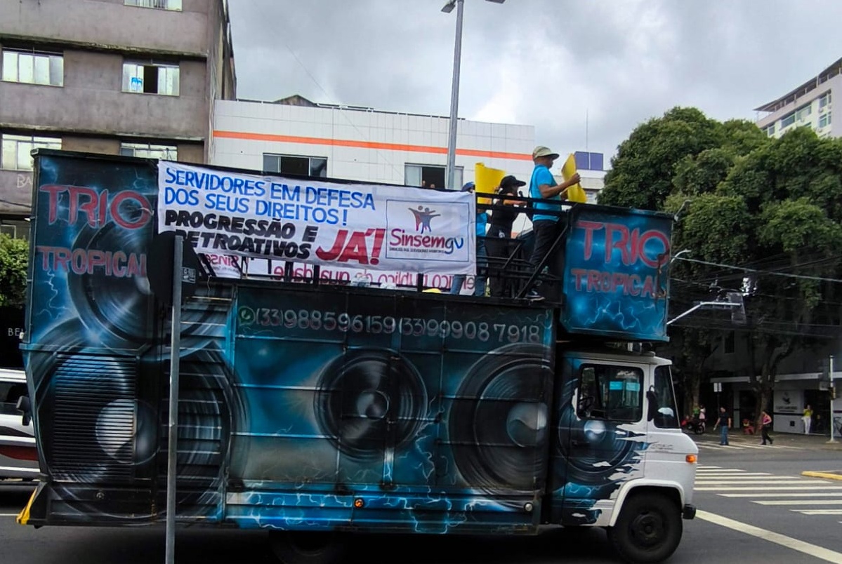 Servidores mantêm mobilização por direitos em ato no Centro de Valadares