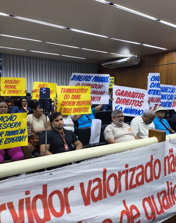 Servidores mantêm mobilização por direitos em ato no Centro de Valadares