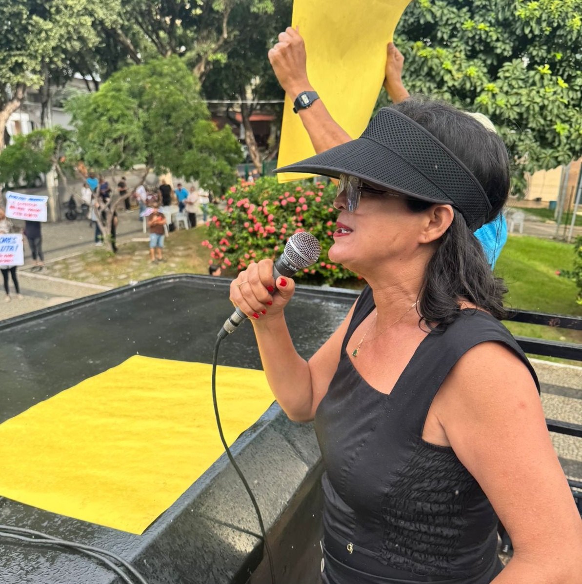 Servidores mantêm mobilização por direitos em ato no Centro de Valadares