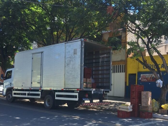 Sandra fiscaliza merenda em escola após denúncia