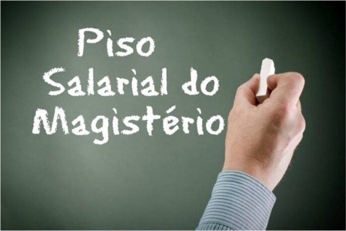 Sindicato cobra pagamento do piso do magistério em Valadares