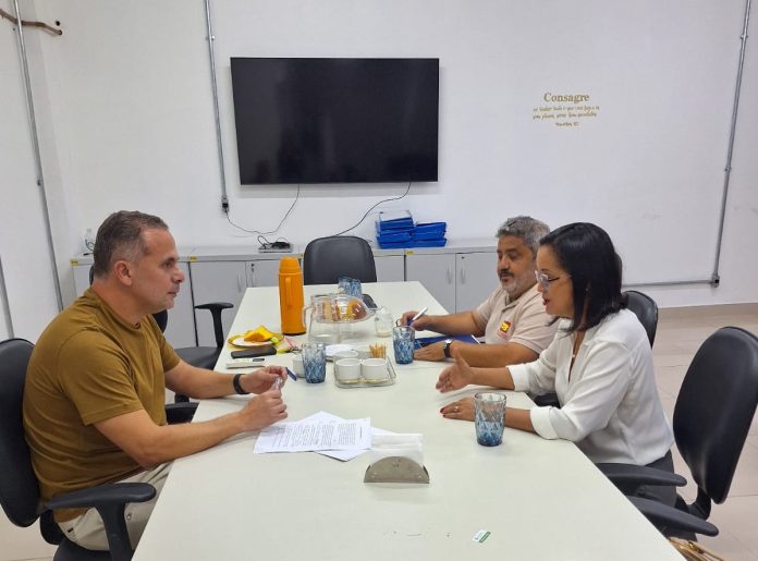 Sinsem debate piso e direitos da educação com secretário da pasta