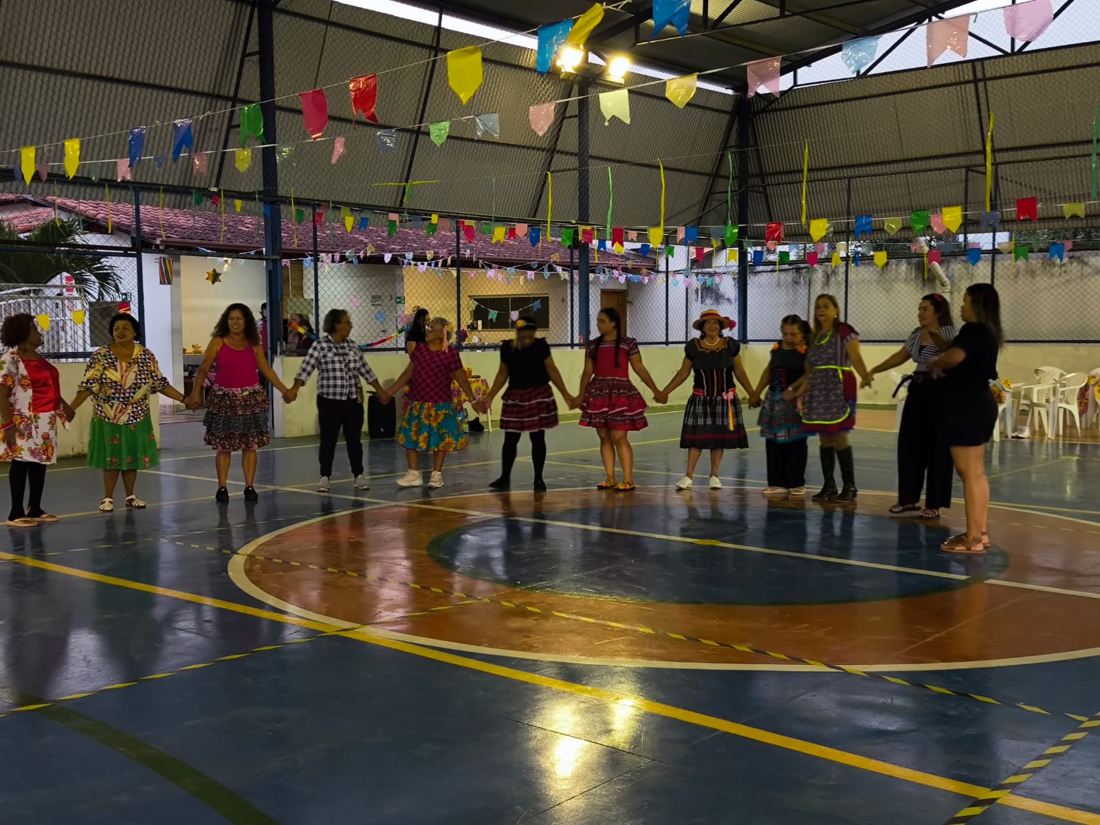 Arraiá Dança Circular reúne servidores em tarde de integração no Clube do Sinsem