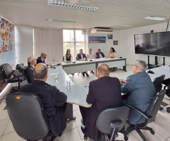 sinsem reunião com mourão em 16 jul Prefeito e diretoria do Sinsem-GV discutem reivindicações dos servidores e situação fiscal do município